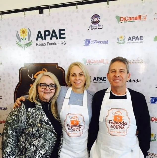 Com o casal Maria Helena Grazziotin e Rogério Silva, o idealizador da Feijoada que junto com a equipe do seu Restaurante Mango's prepararam e serviram o almoço.