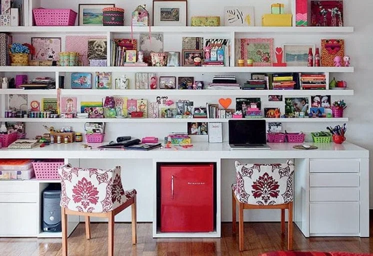 Mobiliário branco, prático! Prateleiras para livros, decoração, fotos e tudo mais com muita cor contrastando com o branco do móveis.