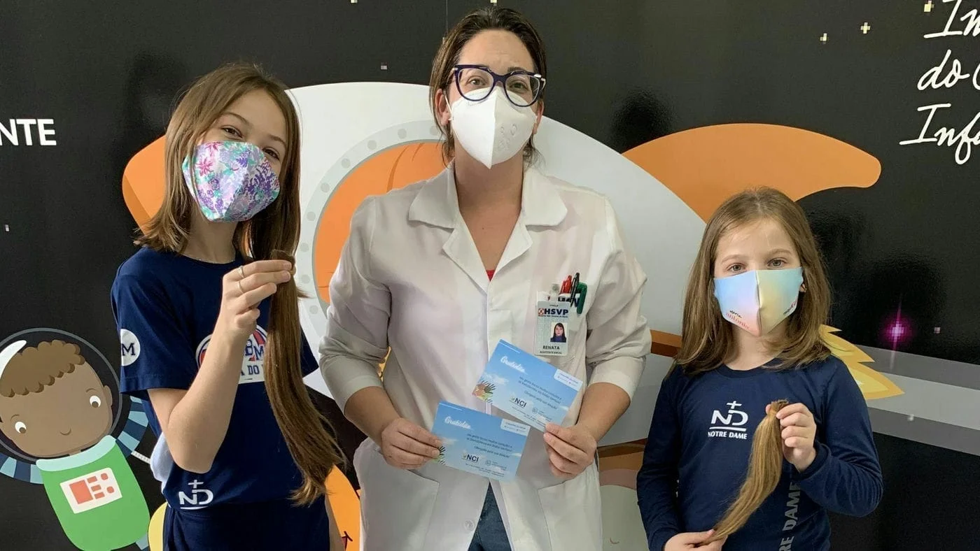 Marias doam cabelos para o Centro Oncológico Infantojuvenil do HSVP