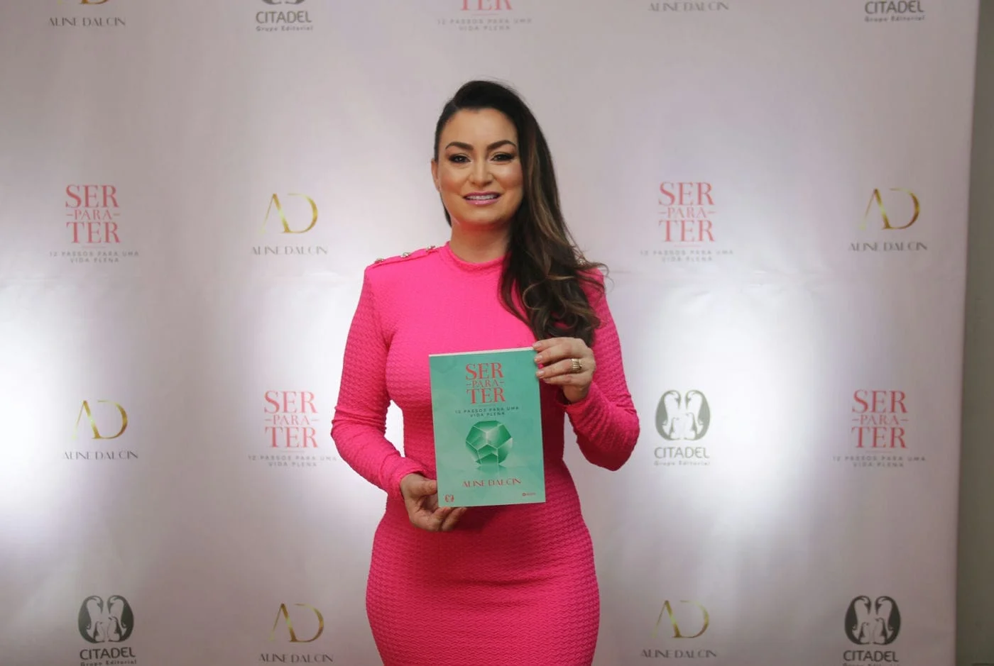 Aline Dalcin lança o livro “Ser para Ter: 12 Passos para uma Vida Plena”