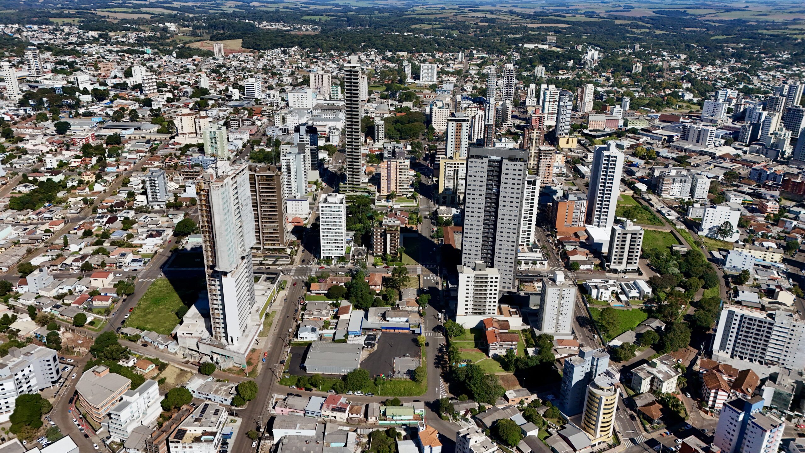 Una construtora – Empresa completa 17 anos com legados arquitetônicos que transformaram a cidade